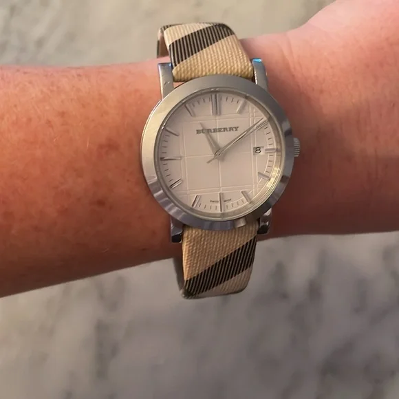 BURBERRY authentic 50mm watch, worn 2x display picture 2